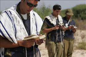 IDF soldiers praying, source: Wikipedia