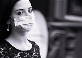 Woman wearing surgical mask, Image by Mohamed Hassan from Pixabay 