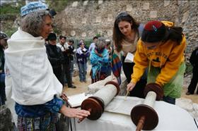 Women reading Torah at Southern Kotel, source: Wikipedia