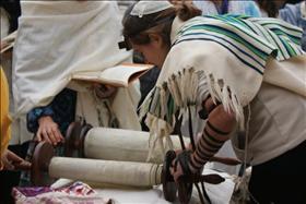A woman reading Torah, source: Wikipedia