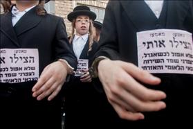 Thousands of demonstrators from the orthodox extremist group ''haeda haharedit'', protested against the intention to draft yeshiva students to the army by chaining their kids to each other using handcuffs 