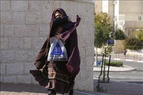 Haredi woman in Beit Shemesh wrapped in many layers of clothing and a veil. Photo: Michal Fattal, Flash 90 