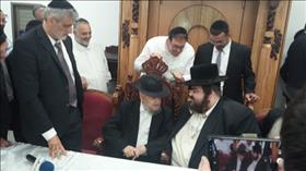 Rabbi Meir Mazuz being consulted, source: Wikipedia