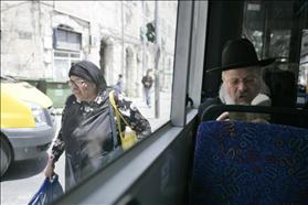 A Haredi man sitting on a segregated bus in Jerusalem. 17.05.2010. Photo: Abir Sultan, Flash 90 